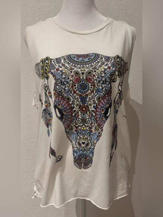 Lauren Moshi Tops - Lauren Moshi Kel ivory sleeveless top with intricate boho style cow skull print